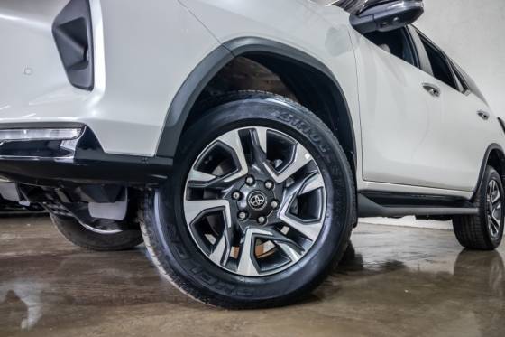 TOYOTA HILUX SW4 2.8 D-4D TURBO DIESEL DIAMOND 7L 4X4 AUTOMÁTICO